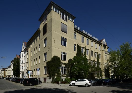Ebenfalls Friedrichstraße 9 bis 11. Was die neuzeitliche Architektur aus einer Nachkriegsruine alles hervorbringen kann.