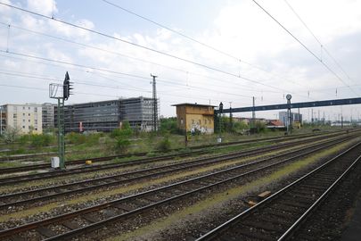 München, Bahn, Laimer Gütergleisareal. Zustand April 2011. Noch mit dem Brückensteg für die Bahnbediensteten, um vom Bahnbetriebsgebäude Bahnsteignah, auf die gegenüberliegende Seite des Gleisareals zu gelangen. Die Brücke wurde im Jahr 2017 abgetragen.