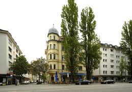 Gebäudeansicht Leopoldstraße 50 mit der Trautenwolfstraße. Gastättenansicht Foto links