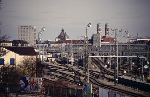 Gleisfelder zwischen der Donnersbergerbrücke und dem S-Bahnhaltepunkt Hackerbrücke. 1994.
