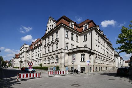 Pettenkoferstraße 8a. Poliklinik der Universität. Erbaut 1907-1910.