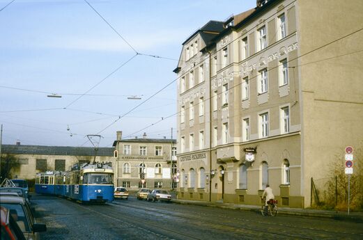 Trambahnlinie 16 von der Westendstraße kommend auf die Ridlerstraße herüber im Jahr 1988.