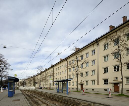 Trambahnbaustelle entlang der Arnulfstraße. Von Februar 2024 bis Juni 2024 werden entlang der Arnulfstraße die in den Jahren 1996 - 1997 verlegten Gleise ausgetauscht. Auf der Höhe der Trambahnhaltestelle Briefzentrum sind zu Beginn des Monats März bereits in einer Fahrtrichtung Schienen ausgebaut.
