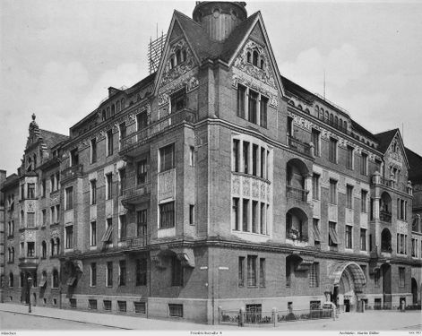 Das von Martin Dülfer entworfene Mietshaus Friedrichstraße 9 bis 11, Ecke mit der Konradstraße, errichtet in den Jahren 1898 bis 1899. Foto bauzeitlicher Zustand. Stark verändert erhalten.