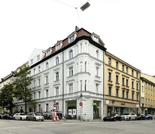 Wilhelmstraße 10 an der Ecke mit der Hohenzollernstraße. Um 1894 erbaut.