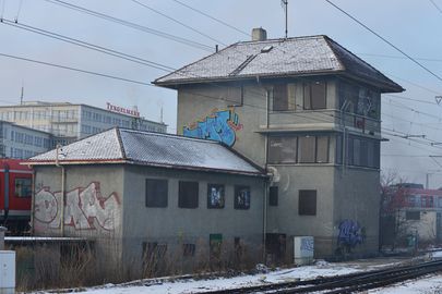 München, Bahn, Laim Güterareal, nahe der S-Bahn-Station. Ehemaliges Gebäude aus den 1930er-Jahren, Stellwerk Laim Ausfahrt. Zustand Dezember 2012. Das Bauwerk ist noch erhalten, wird aber nicht mehr gepflegt.