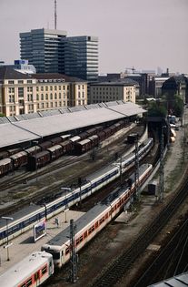 Blick über das Gleisfeld der Hackerbrücke S-Bahnstation. Die ehemaligen Güterhallen mit Güterwagen. 1993.