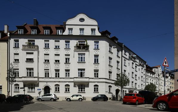 München, Lehel, Fassadenansicht Kanalstraße 8, schräg mit der Mannhardtstraße. Bauzeitlich die Hausnummer 62. Barockisierender Eckbau, mit zwei Erkern und Stuckdekor, vor 1895.