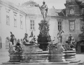 Brunnen im Hof der Residenz um 1876.