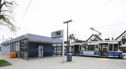 Stationshaus und Trambahn, Mai 2021.