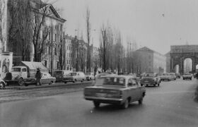 Die Leopoldstraße auf der Höhe der Georgenstraße mit Blickrichtung auf das Siegestor im Jahr 1965