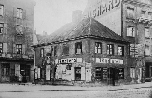 Ehemals Leopoldstraße 78, an der Einmündung bei der Franzstraße im Jahr 1917. Franz Xaver Moderegger hatte dort eine Mehlhandlung. Das Gebäude wurde 1917 abgerissen.