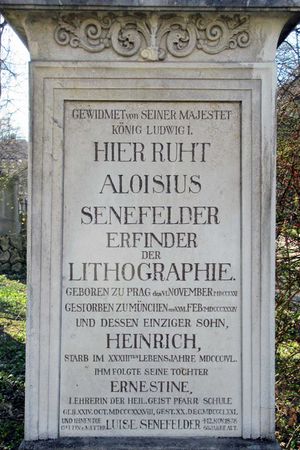 Die Inschriften am Grabdenkmal. *(Foto: Schillinger)
