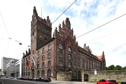 Das markanteste Gebäude ist das Neue Justizgebäude, Prielmayerstraße 5. Dort befindet sich u.a. das Oberlandesgericht München.