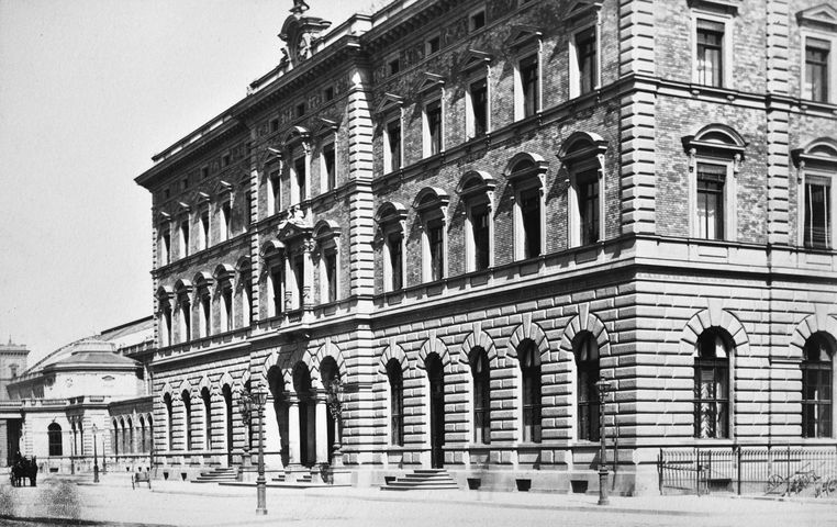 Die entgegengesetzte Blickrichtung. Der südliche Bahnhofsanbau um 1886.