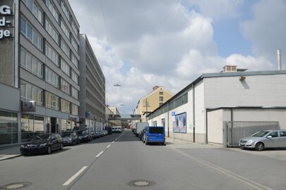Ein Stück nach der Kreuzung mit der Seidlstraße. Links geht es zur Denistraße ab, rechter Hand die Löwenbrauerei.