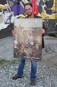 Andreas Bohnenstengel mit seinem preisgekrönten Plakat "Feste feiern wie sie fallen" auf dem Münchner Viehhofgelände, 2017[2]