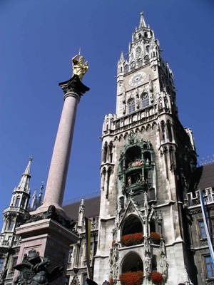 Altes Rathaus und Mariensäule in München.jpg