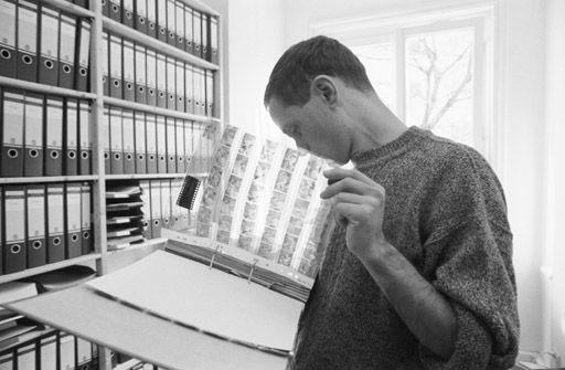 Datei:Andreas Bohnenstengel, Fotograf in seinem Arbeitszimmer-7.jpg