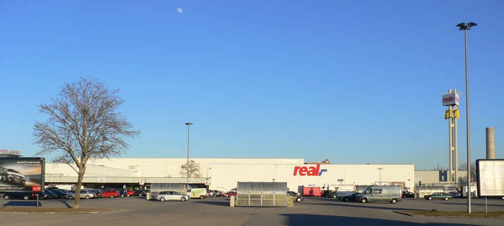 left{Real-Markt-Parkplatz an der Maria-Probst-Straße