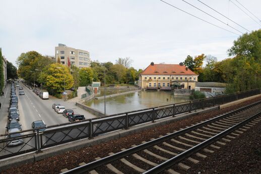 Von der Bahntrasse über der Isartalstraße