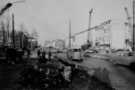 Entlang der Leopoldstraße im Jahr 1965 mit der Blickrichtung zum ehemaligen Hertie Kaufhaus im Hintergrund