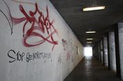 Teures Vergnügen und eine Straftat: Sprayer haften 30 Jahre für den Schaden. Stop Gentrification, hat da jemand hingekritzelt