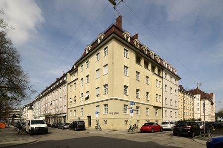 Kreuzung Destouchesstraße mit der Viktoriastraße. Eckhaus zeigt die Viktoriastraße 24. Das Mietshaus im barockisierenden Jugendstil wurde 1914 nach Planung Franz Deininger errichtet. Baudenkmalnummer; D-1-62-000-7217