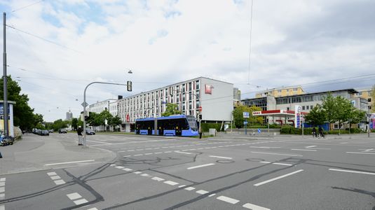 An der Kreuzung mit der Zschokke- und Tübinger Straße befindet sich der U-Bahnhof der U4 und U5.