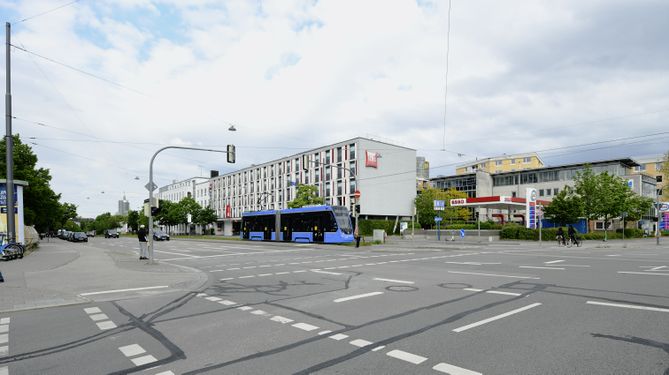 An der Kreuzung mit der Zschokke- und Tübinger Straße befindet sich der U-Bahnhof der U4 und U5.