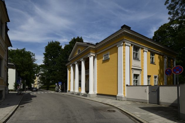 Das im Jahr 1953 zum Standesamt I umfunktionierte Vereinigungshaus Mandlstraße 14, vormals 2c. In den Jahren 1922 bis 1923 für die Turnerschaft Straßburger, eine Altherrenverbindung, durch den Architekten Eduard Hoffmann erbaut. Am 8. Juli 1953 öffnete hier das Standesamt München I, nach dem Umzug von der Nymphenburger Straße 45, seine Pforten.