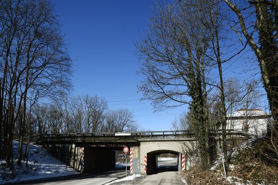 Unterfahrt aus dem Jahr 1904, und Erweiterung 1954, an der Bahntrasse nach Freising.