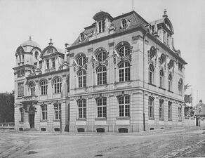 München, ehemals Bergbräu Bierhallen mit der Hausnummer Bergstraße 22 (14), an der Ecke mit der Wirthstraße. Die durch den Architekten Albert Schmidt entworfene, und in den beiden Jahren 1899 bis 1900 erbaute Großgaststätte hatte nur leichte Kriegsschäden davongetragen, wurde nachmals sogar wieder aufgebaut und erweitert, dennoch wurde das komplette Areal anfang der 1970-er Jahre abgerissen und durch extremst langweilige Betonsiedlungen überbaut. Heute erinnert dort nicht ein Stein an diese Geschichte der Brauerei.