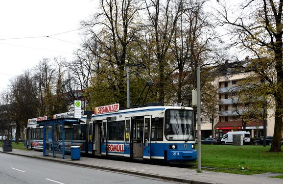 Trambahnlinie 18. Im November 2022, der Trambahnwagen 2111 im Linieverkehr 18 mit Ziel Gondrellplatz wartet auf die Abfahrt.