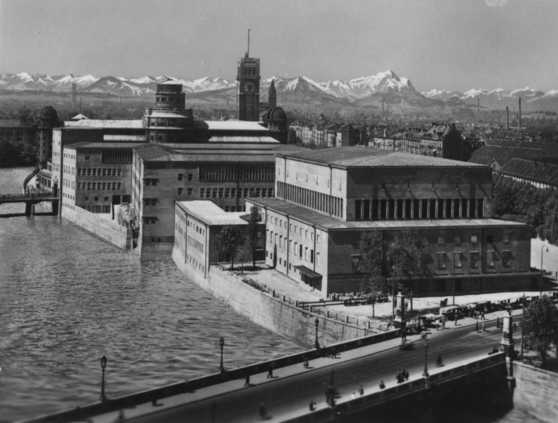 Datei:Deutsches Museum mit Alpen.jpg