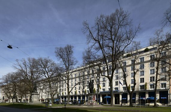 Der Promenadeplatz mit dem Hotel im Hintergrund