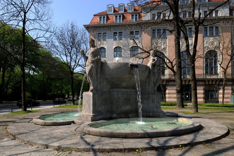 Datei:MueNornenbrunnen2010c.jpg