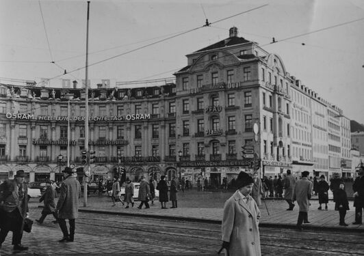 Auf dem Stachusrondell, mit dem Blick auf die Fassaden im März 1963