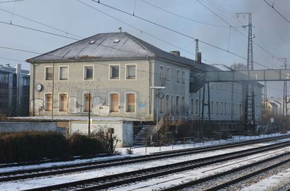 München, Bahn, Laim Güterareal, nahe der S-Bahn-Station. Ehemaliges Gebäude aus den 1920er-Jahren, mit einem Zugang zum ehemaligen Brückensteg über die Gütergleisanlagen. Zustand Dezember 2012. Gebäude wurde im Jahr 2018 abgebaut.