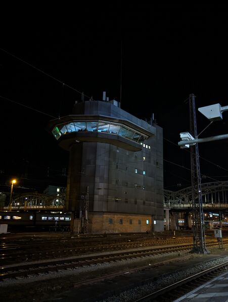 Datei:Stellwerk MH bei Nacht.jpg