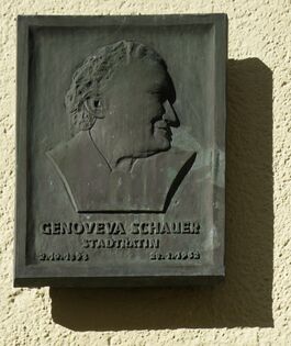 Gedenktafel an die ehemalige Bezirksausschussvorsitzende im Münchener Stadtbezirk Haidhausen-Süd, Genoveva Schauer, an der Fassade der Wörthschule Wörthstraße 2, Straßenseitig an der Commeniusstraße gelegen.