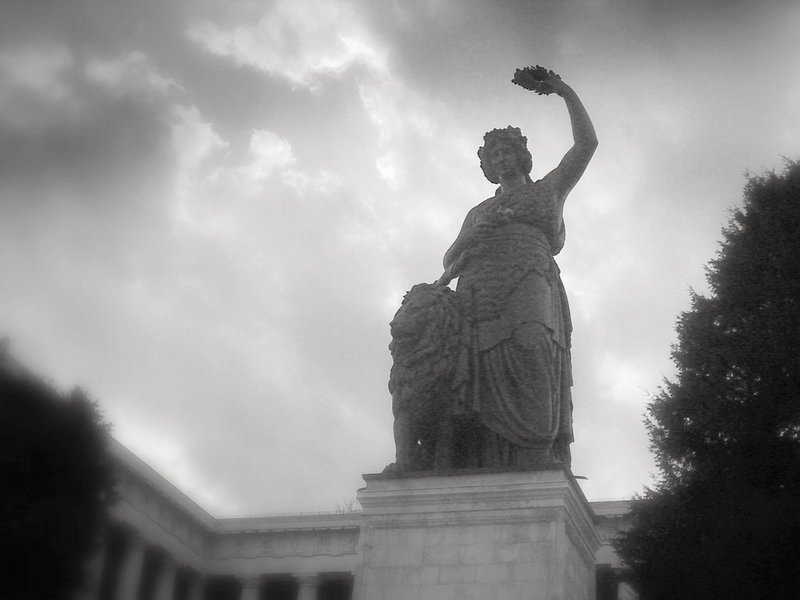 Datei:Bavaria statue bw.jpg