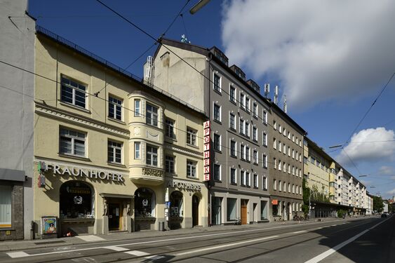 Dem vorhergehenden Foto gegenüber die Fraunhofer Apotheke mit der Hausnummer 34 und der Trambahnhaltestelle davor