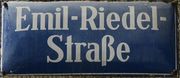Straßennamenschild Emil-Riedel-Straße
