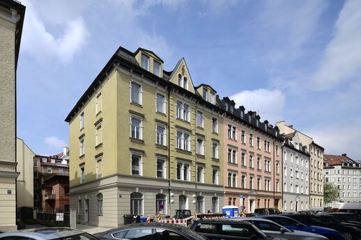 Die Fassaden Isartalstraße 20 bis 14. Die Häuser 18 und 20 wurden in einer Einheit im Jahr 1891 nach Planung Heinrich Hilgert errichtet