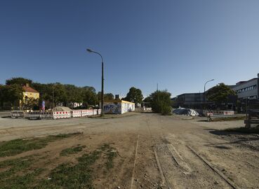 Mitte Oktober 2023. Blick über den Platz und das im Jahr 1964 errichtete Trambahn Stationshaus