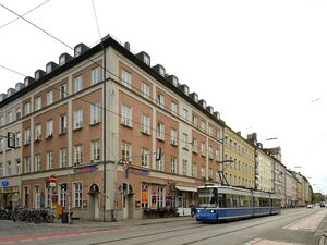 Fraunhoferstraße 19, an der Kreuzung mit der Klenzestraße. R2.2 Musuems Trambahnwagen 2110