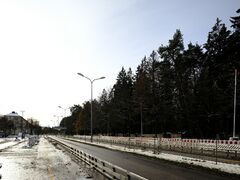 Gegenüber beim Waldfriedhof wird in naher Zukunft eine Wendeschleife für die Trambahntrasse errichtet. Zum Zeutpunkt der Aufnahme wurde noch nicht mit dem Abbaue der Fußgängerunterfühung begonnen, die sich hier unweit befindet.
