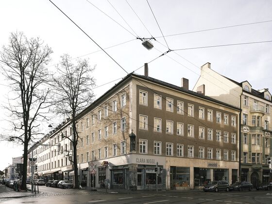 Fassade des Eckhauses Rumfordstraße 8 und weiter entlang der Reichenbachstraße 10 bis hinunter zum Gärtnerplatztheater