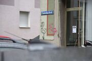 2022 ist die Welt noch in Ordnung. Unter dem Straßenschild prangt das Enten Graffiti